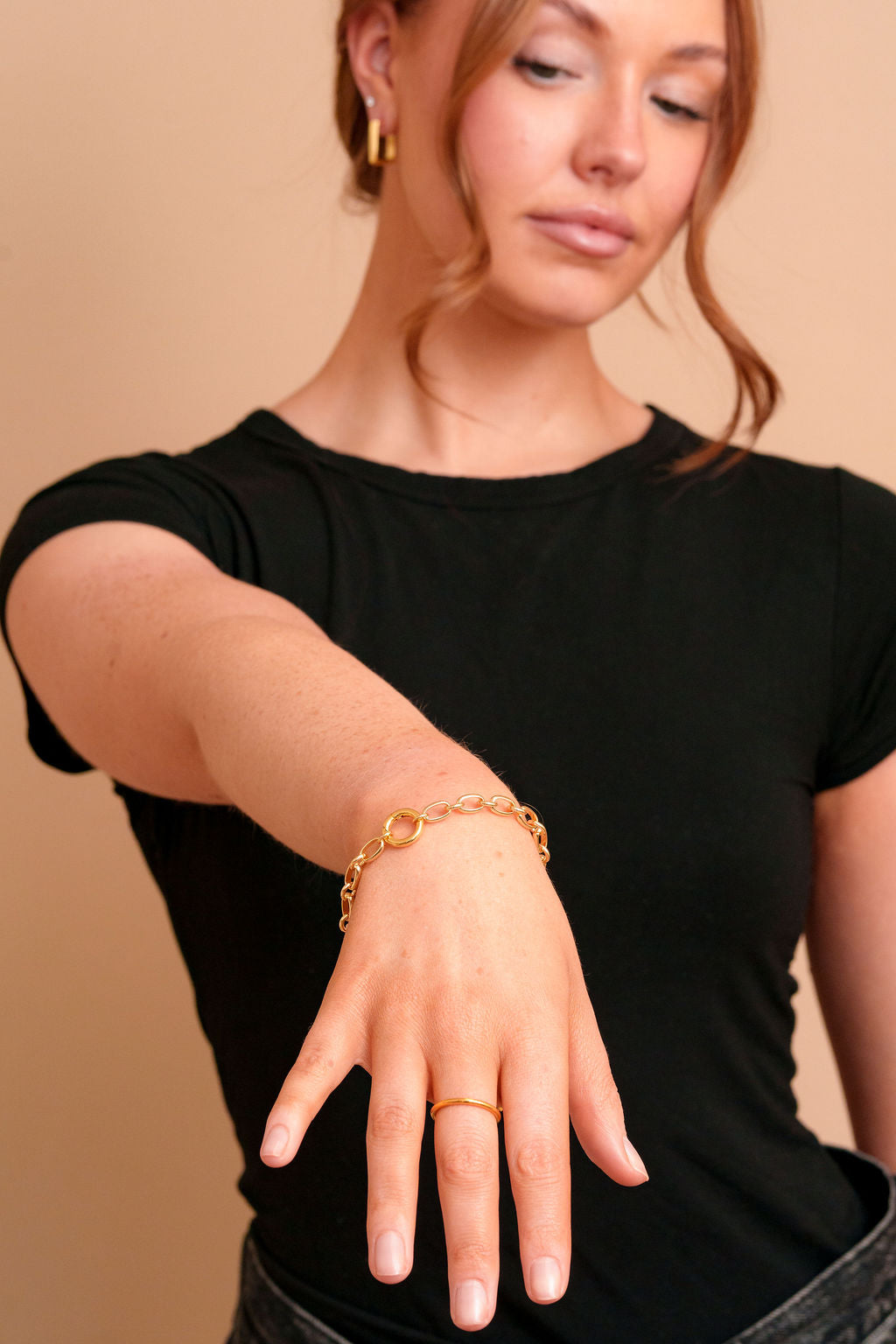 Raye carabiner bracelet by Tikkhu, detail